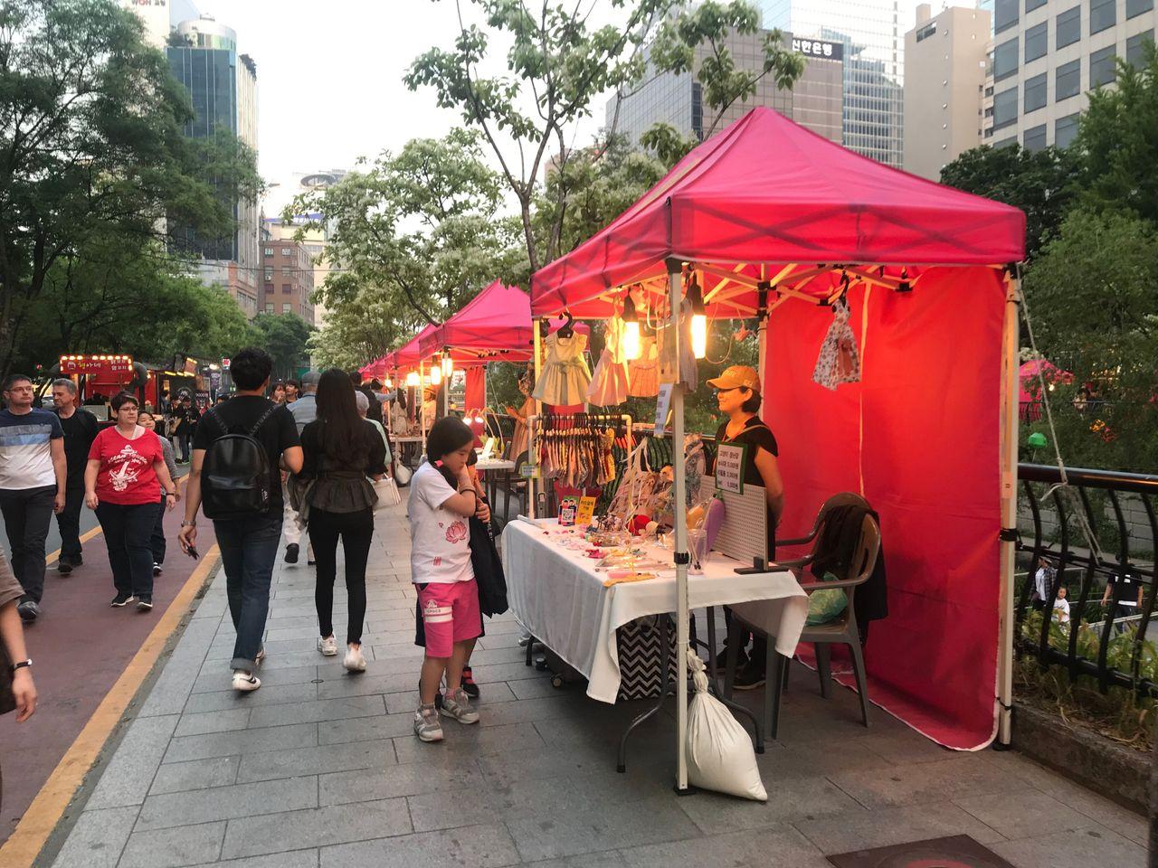 【คยองชองกเยชอน เกาหลี】ตะลุยตลาดนัดกลางคืนที่คลองชองกเยชอน 2025! เดินเลียบคลองชองกเยชอนสวย ๆ และตะลุยตลาดนัดกลางคืนกัน!